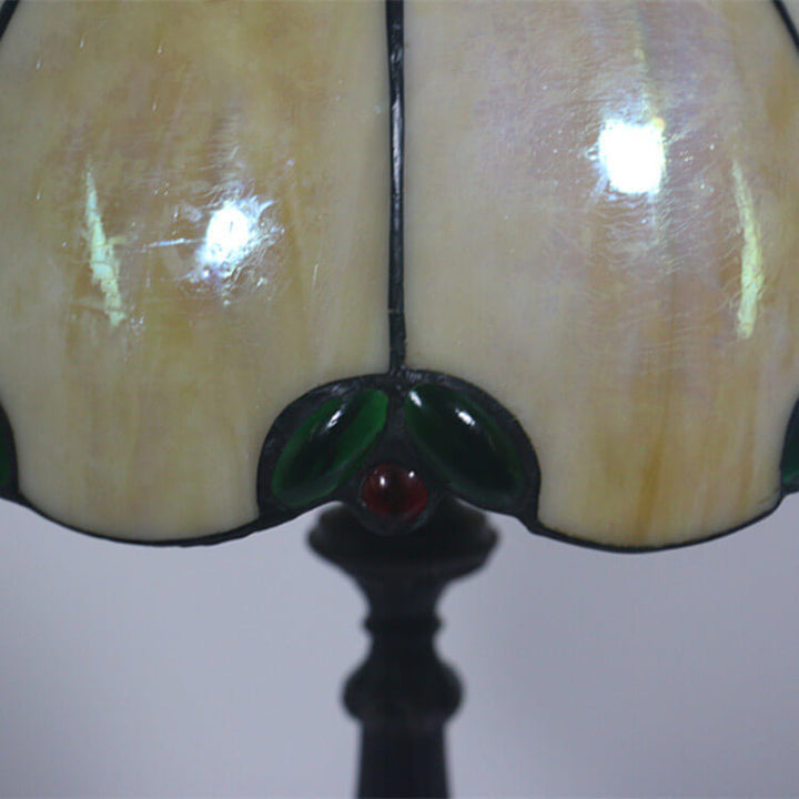 Lampe de table vintage Tiffany beige avec dôme en gemmes vertes à 1 lumière 