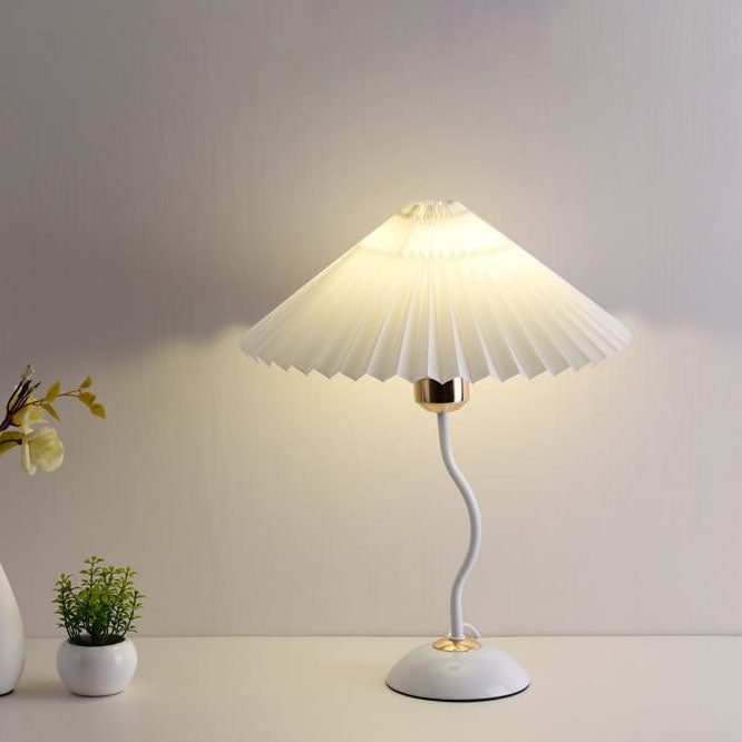 Moderne minimalistische Plissee-Regenschirm-Biegebasis 1-Licht-Tischlampe