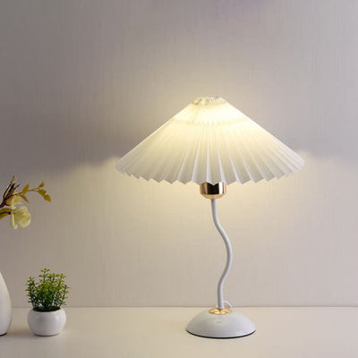 Moderne minimalistische Plissee-Regenschirm-Biegebasis 1-Licht-Tischlampe