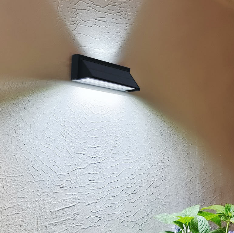 Aplique de pared LED rectangular inclinado para patio exterior, moderno y minimalista, solar, impermeable, de aluminio y vidrio 