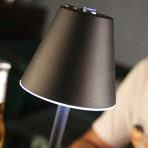Moderne, minimalistische, einfarbige Pilz-Hardware-Kunststoff-wiederaufladbare LED-Nachtlicht-Tischlampe 