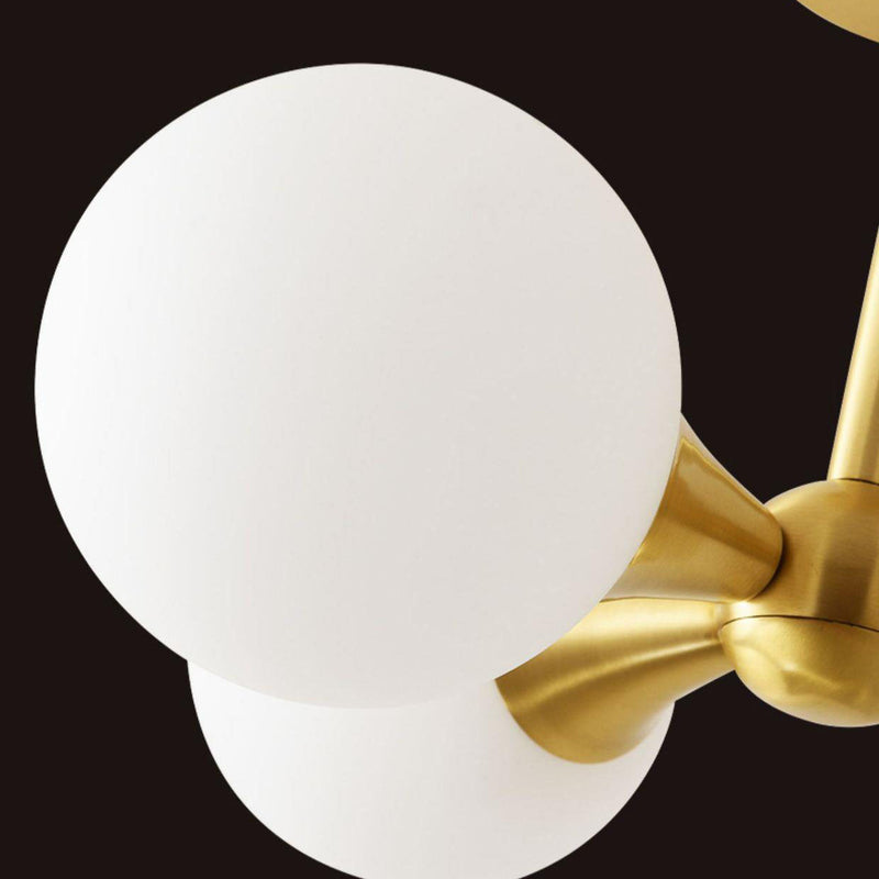 Lustre à 4 lumières avec cadre doré moderne de style mi-siècle et globe en verre pour salon 