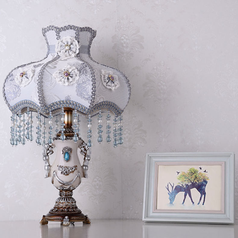 Traditionelle europäische runde Blumenperlen-Harzgewebe-1-Licht-Tischlampe für Schlafzimmer 