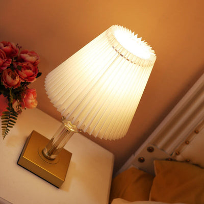 Lampe de table moderne minimaliste en tissu plissé en forme de cône avec matériel en cristal à 1 lumière 