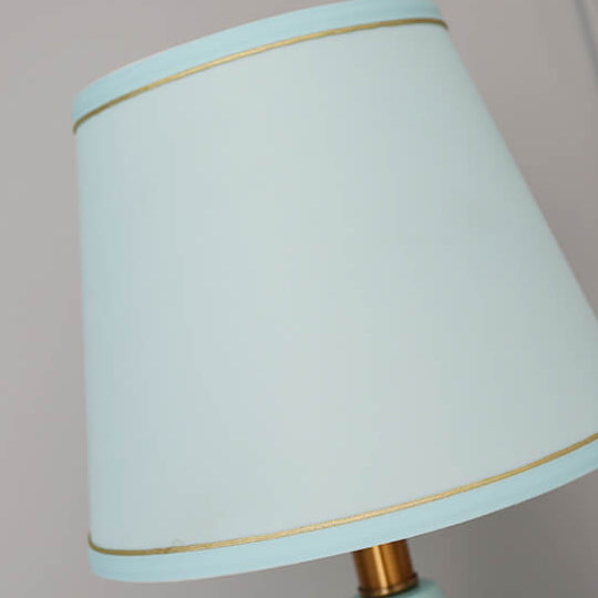 Lámpara de mesa de 1 luz con base de jarrón minimalista moderno redonda trapezoidal de cerámica, metal y tela para dormitorio 
