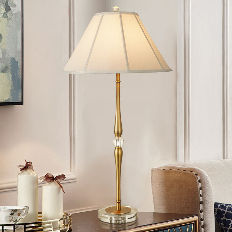 Lámpara de mesa de 1 luz con pantalla cónica plisada de tela de lujo europea y base larga 