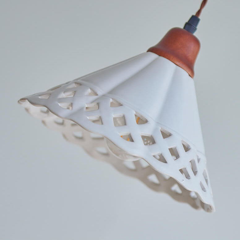 Japanischer minimalistischer trichterförmiger hohler Keramik 1-Licht-Pendelleuchte 