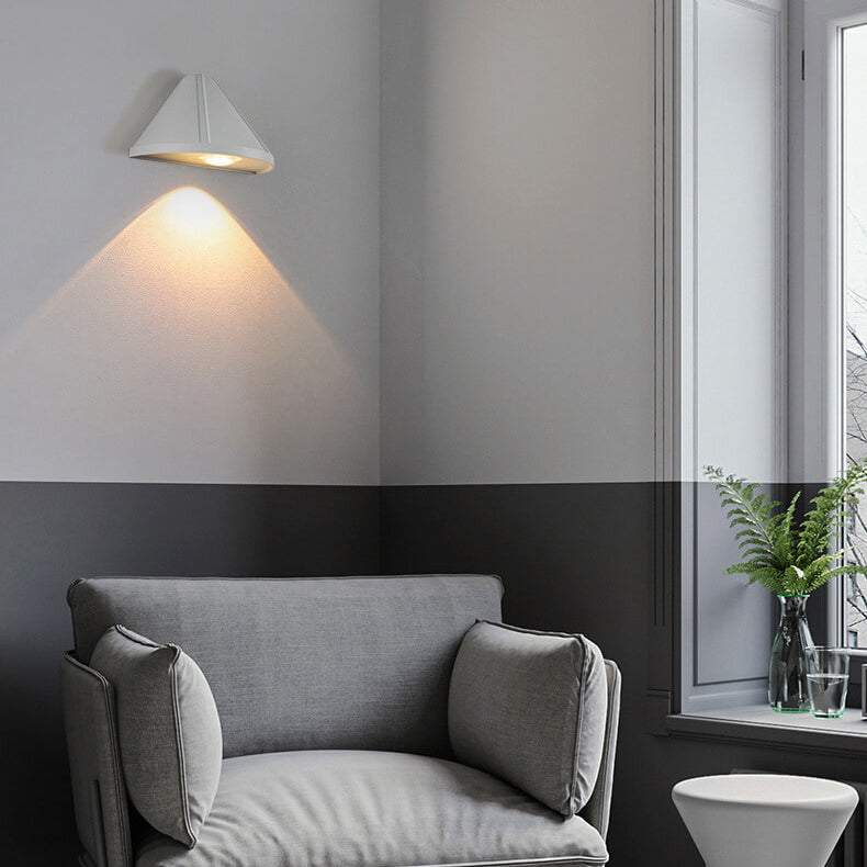Lámpara de aplique de pared exterior LED moderna minimalista en forma de cono triangular impermeable de aluminio con lente esmerilada 