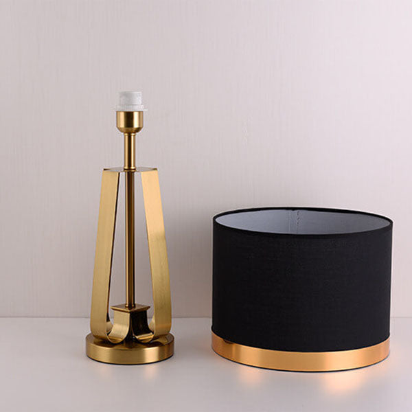Moderne Luxus-Tischlampe mit schwarzem Stoff, goldener geometrischer Basis und 1 Leuchte