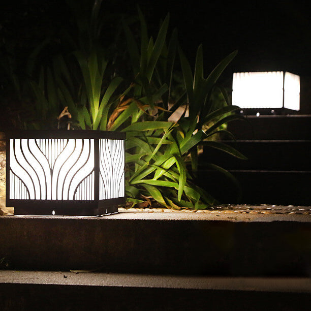 Moderne gemusterte LED-Pfad-Solarleuchte aus Edelstahl im quadratischen Innenhof 