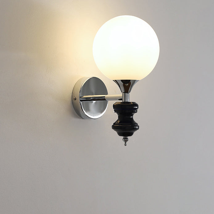 Französische Vintage-Glaskugel Blau Chrom 1-Licht Wandleuchte 
