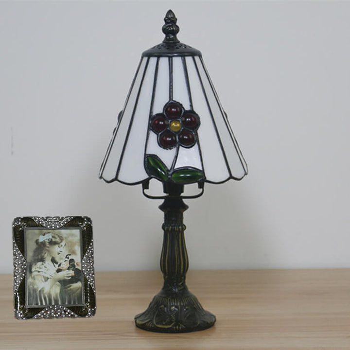 Lámpara de mesa Tiffany tradicional redonda de aleación y vidrio con pantalla cónica tipo domo de 1 luz para dormitorio 