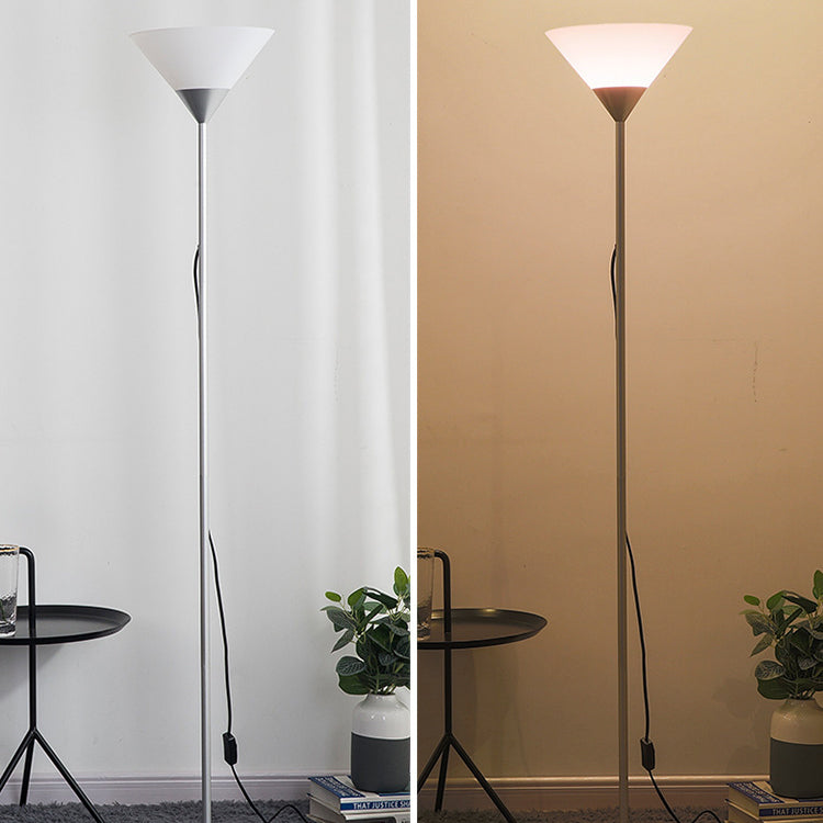 Kreative, minimalistische Kegelschirm-Stehlampe mit 1 Licht