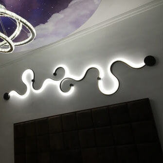 Moderne lange Aluminium-Schlangenform 1-Licht gebogene LED-Wandleuchte 