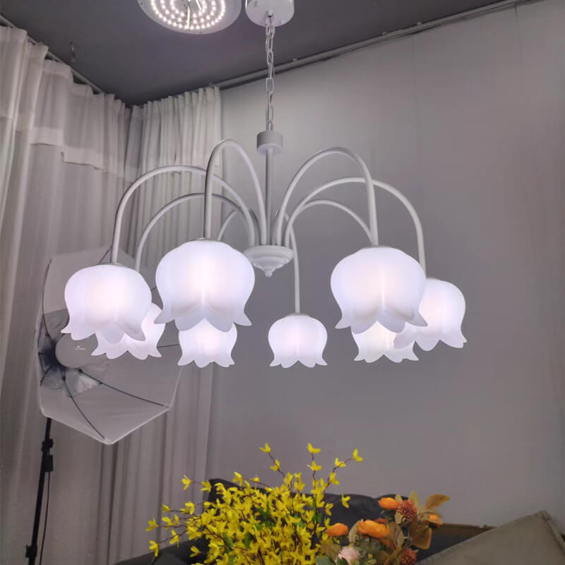 Traditioneller französischer 5/6/8-flammiger Kronleuchter aus Acryl und Eisen in cremeweißem Glockenblumen-Design für das Schlafzimmer 