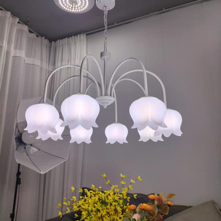 Traditioneller französischer 5/6/8-flammiger Kronleuchter aus Acryl und Eisen in cremeweißem Glockenblumen-Design für das Schlafzimmer 