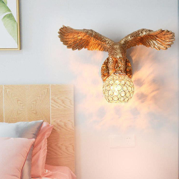 Aplique de pared contemporáneo y creativo de resina con águilas y pantalla de cristal de 1 luz para sala de estar y dormitorio 
