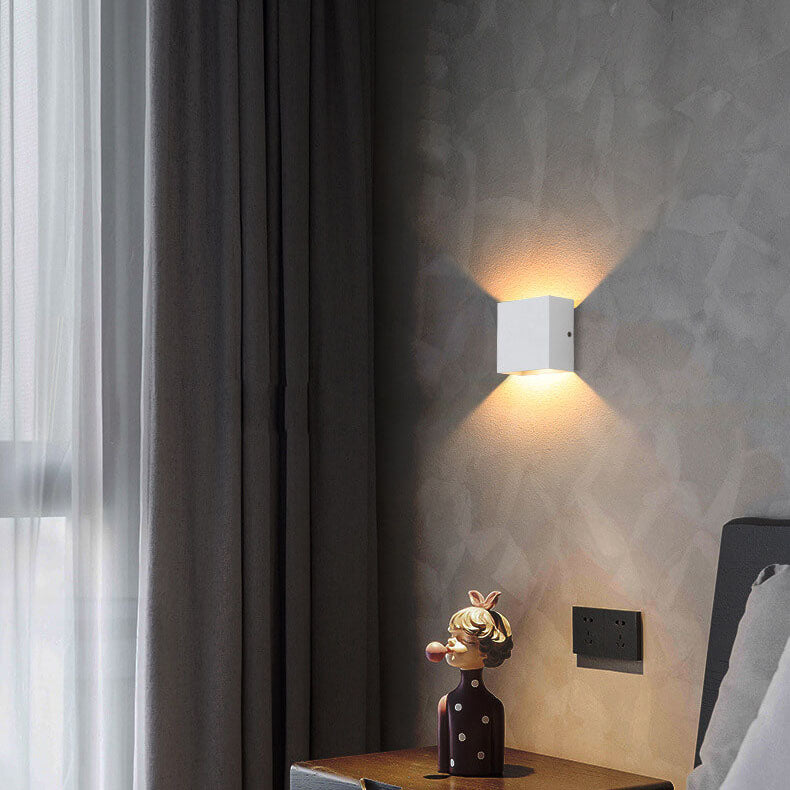 مصباح حائط LED مربع من الألومنيوم بتصميم عصري بسيط 