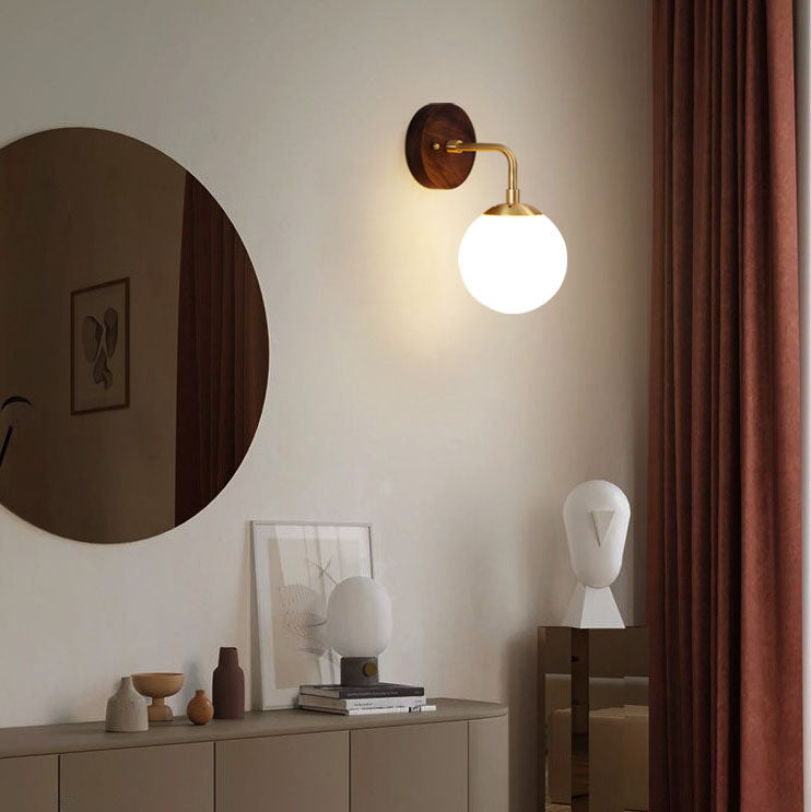 Applique Murale 1 Lumière en Noyer Nordique avec Orbe en Verre et Laiton 