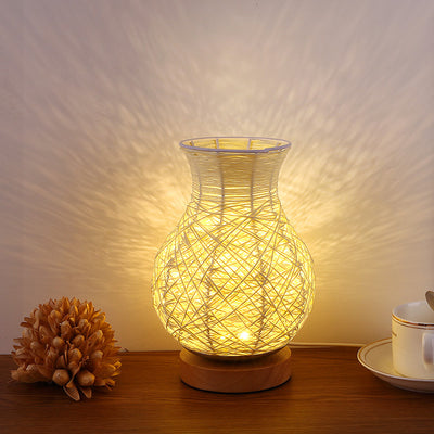 Moderne LED-Tischlampe mit kreativem Rattan-Vasendesign
