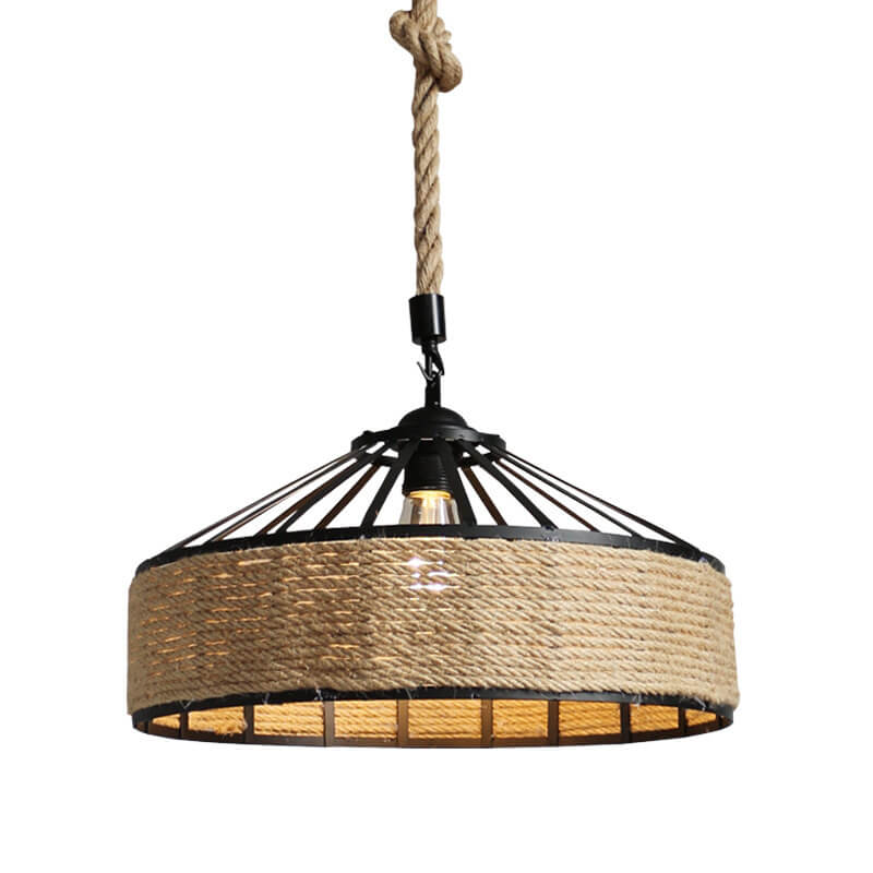 Suspension à un luminaire en dôme avec corde de sisal 