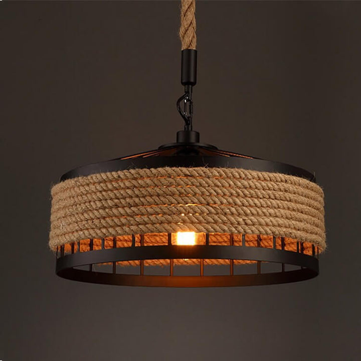 Suspension à un luminaire en dôme avec corde de sisal 