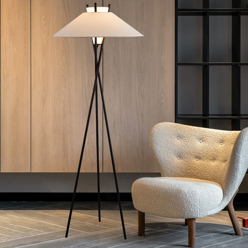 Zeitgenössische, schlichte Stehlampe mit halbkonischem Stoffschirm und Eisenstativ, 1 Licht, fürs Arbeitszimmer