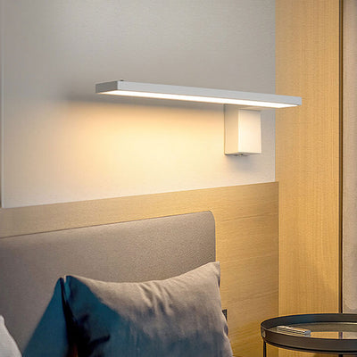 Moderne minimalistische LED-Wandleuchte mit langem Stab und quadratischem Sockel