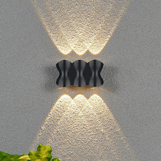مصباح حائط LED مقاوم للماء في الهواء الطلق مصنوع من الألمنيوم والأكريليك بتصميم عمود عصري 