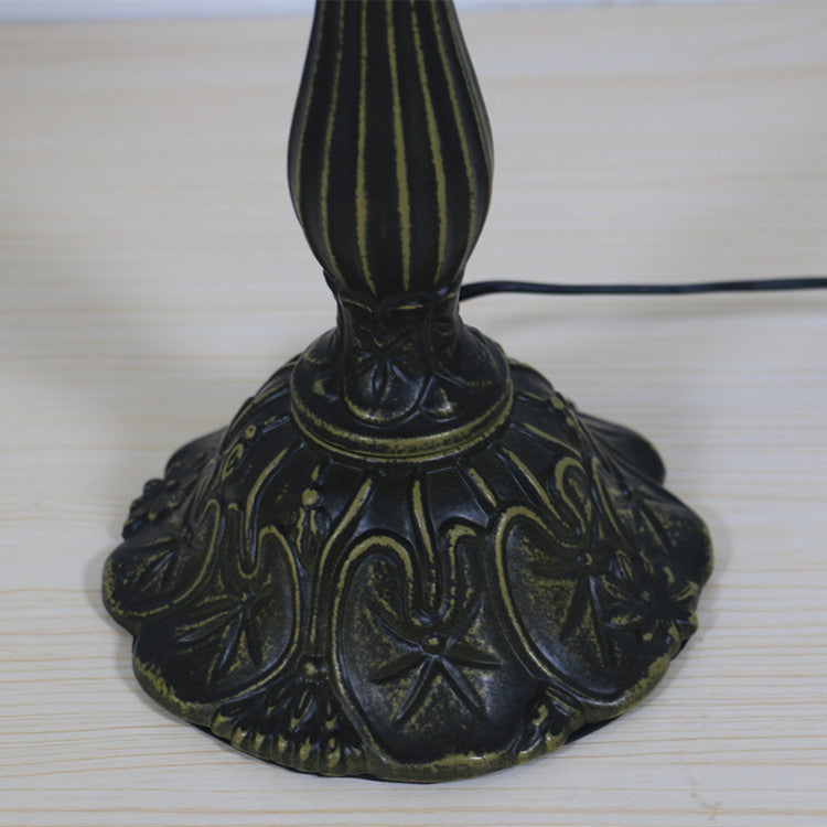 Traditionelle 1-flammige Tiffany-Tischlampe im Barockstil mit kuppelförmigem Schirm aus Buntglas und Gestell aus Zinklegierung für das Schlafzimmer 