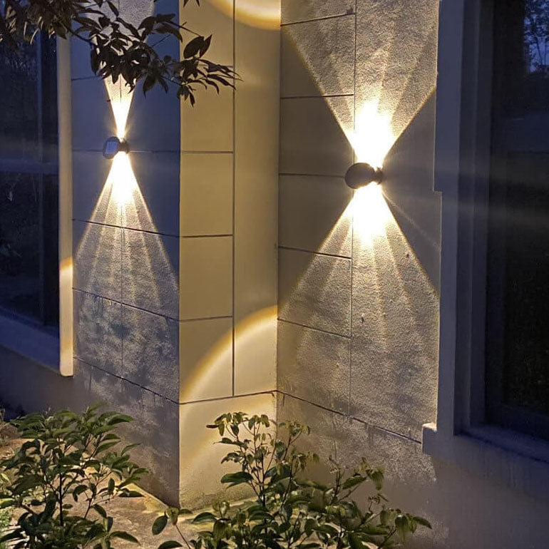 مصباح حائطي خارجي حديث مستدير من الزجاج المقسى المقاوم للماء يعمل بالطاقة الشمسية LED 