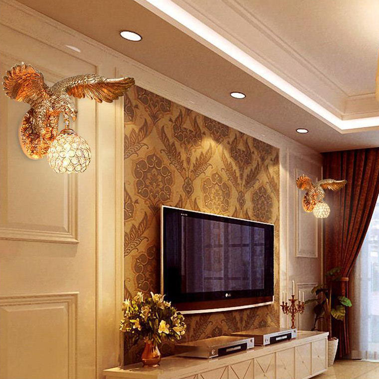 Aplique de pared contemporáneo y creativo de resina con águilas y pantalla de cristal de 1 luz para sala de estar y dormitorio 