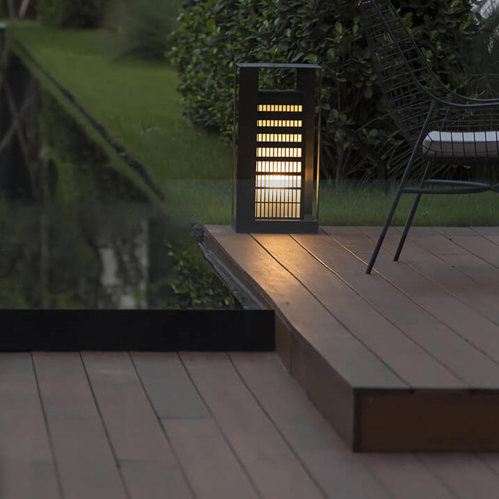 Lámpara de piso para patio de césped LED al aire libre de forma cuadrada de metal solar 