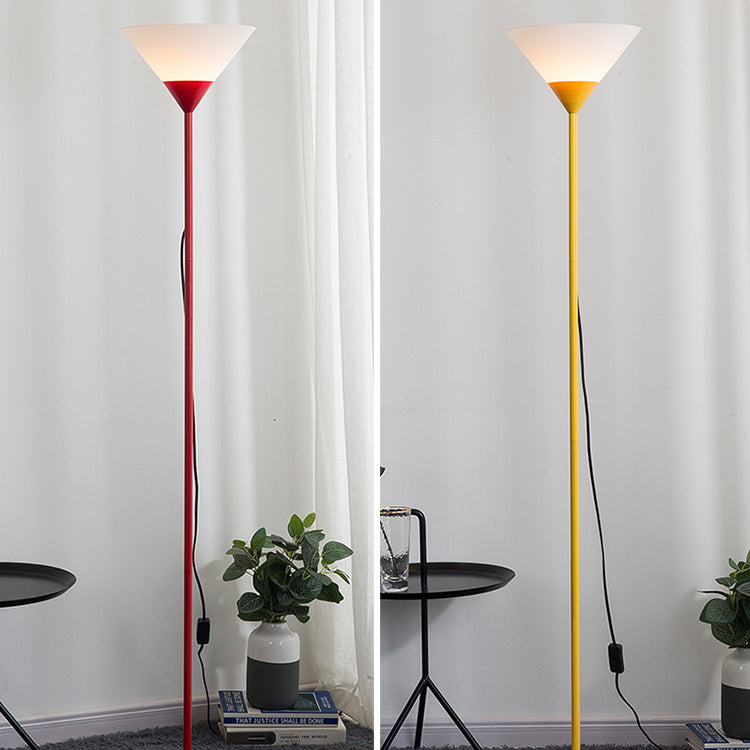 Kreative, minimalistische Kegelschirm-Stehlampe mit 1 Licht