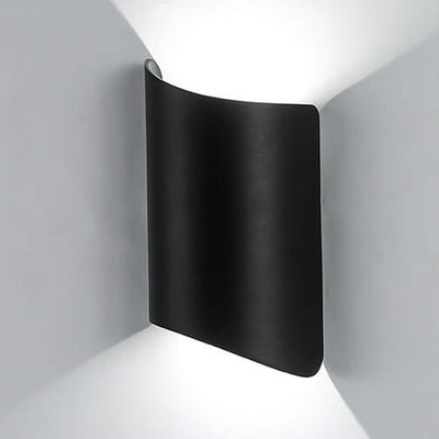 Moderne, minimalistische LED-Wandleuchte mit gerollten Kanten