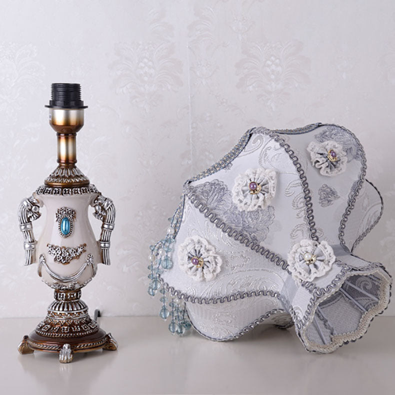 Traditionelle europäische runde Blumenperlen-Harzgewebe-1-Licht-Tischlampe für Schlafzimmer 