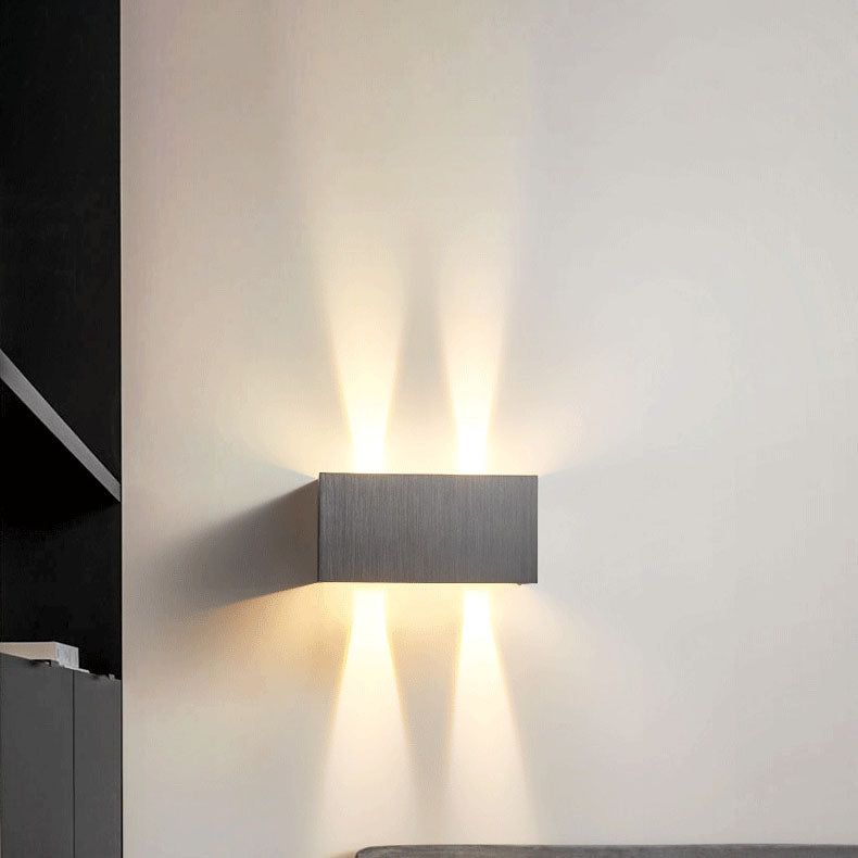 Moderne minimalistische LED-Lesewandleuchte aus Aluminium in quadratischer, flacher Form mit verstellbarem Lichtkegel für den Eingangsbereich 