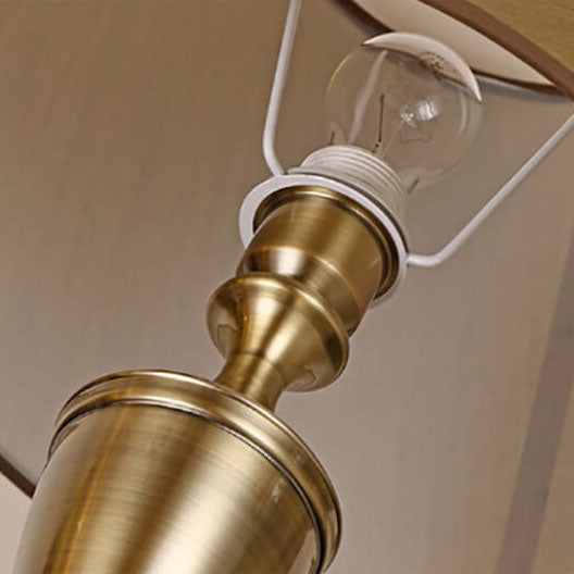 Traditionelle Vintage-Stehlampe mit Stoff-Kegelschirm und Metallgestell, 1-flammig, für das Schlafzimmer 