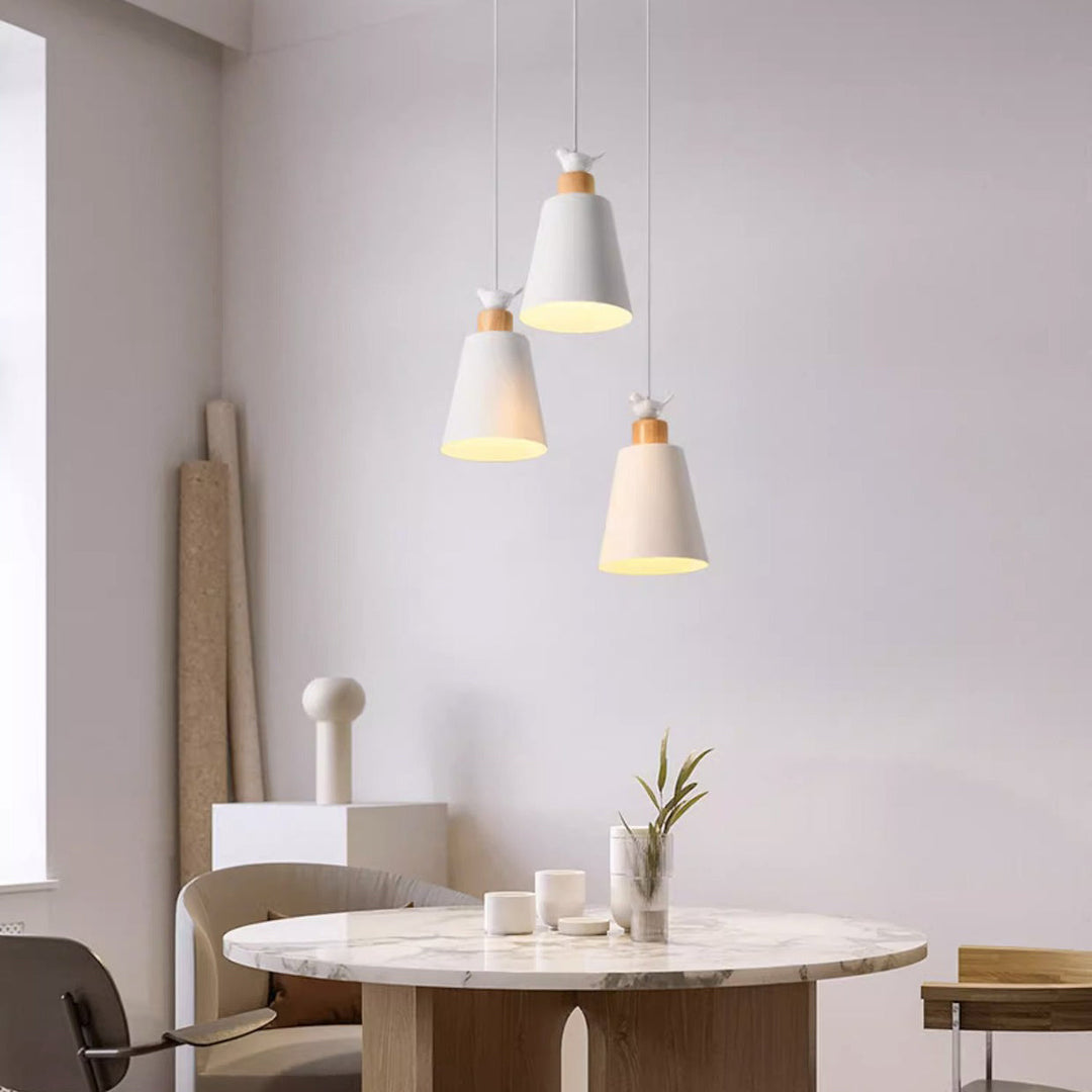 Zeitgenössischer skandinavischer runder trapezförmiger Vogel-Holz-Eisen-1/3-Licht-Insel-Licht-Kronleuchter für Esszimmer 