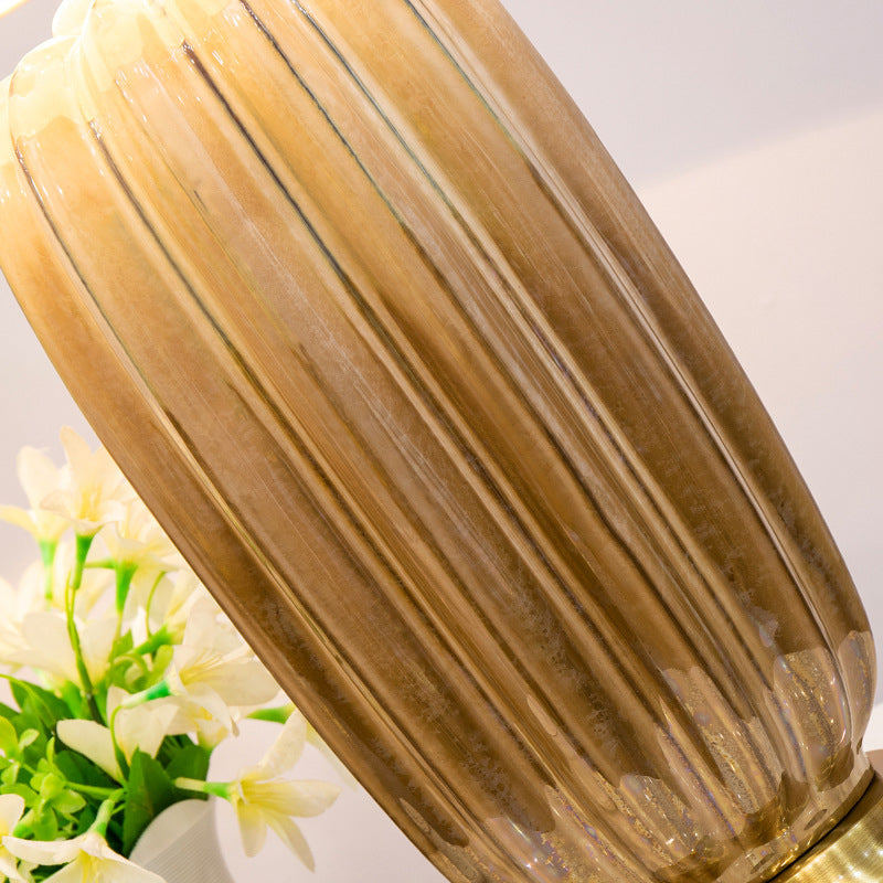 Moderne Stoff-Keramik-Säule Messing 1-Licht Tischlampe 