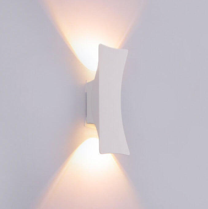 Moderne, einfache, rechteckige, gebogene, wasserdichte LED-Wandleuchte für den Außenbereich 
