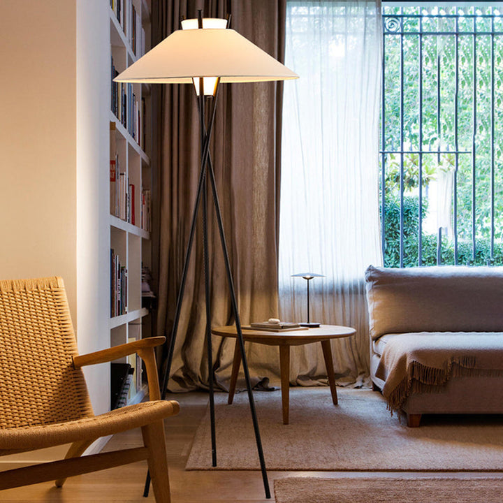 Zeitgenössische, schlichte Stehlampe mit halbkonischem Stoffschirm und Eisenstativ, 1 Licht, fürs Arbeitszimmer