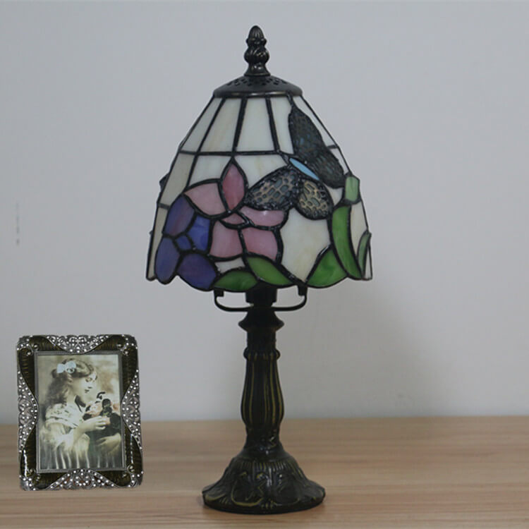 Lámpara de mesa Tiffany tradicional redonda de aleación y vidrio con pantalla cónica tipo domo de 1 luz para dormitorio 