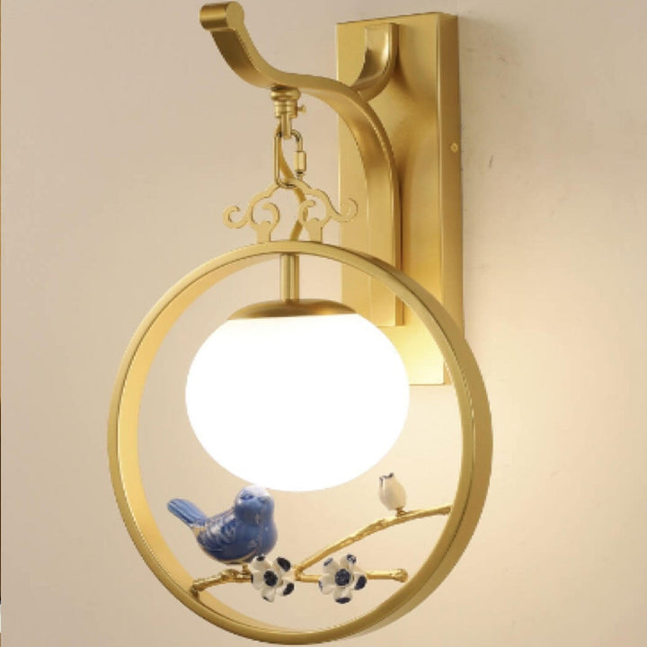 Moderne chinesische runde Glaskugel Vogelbaumzweig 1-Licht Wandleuchte 