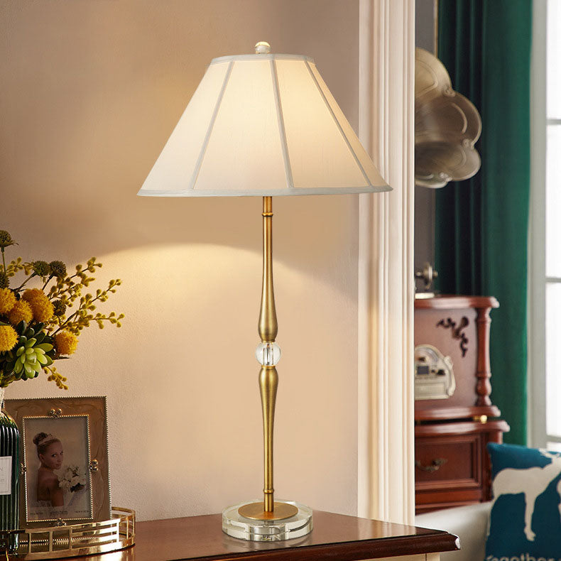 Lámpara de mesa de 1 luz con pantalla cónica plisada de tela de lujo europea y base larga 