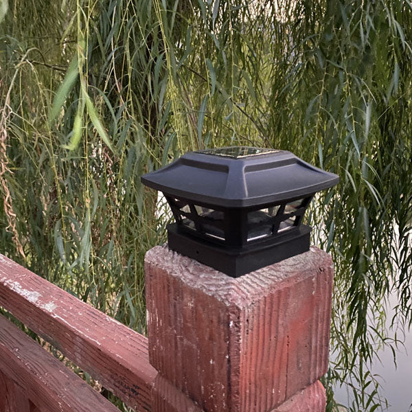 Moderne minimalistische quadratische Solar-LED-Pfostenleuchte aus Kunststoff für Garten und Landschaft im Außenbereich 