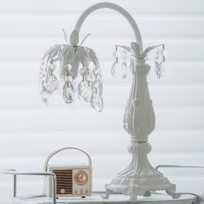 Lámpara de mesa de 1 luz con base tallada de hierro y cuentas de cristal chino tradicional para dormitorio 