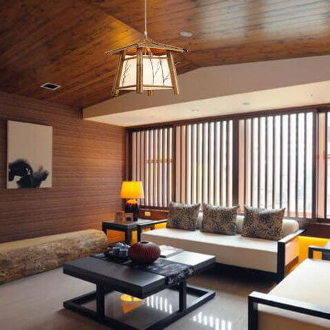 Holzhausförmige 1-Licht-Pendelleuchte mit chinesischen Elementen