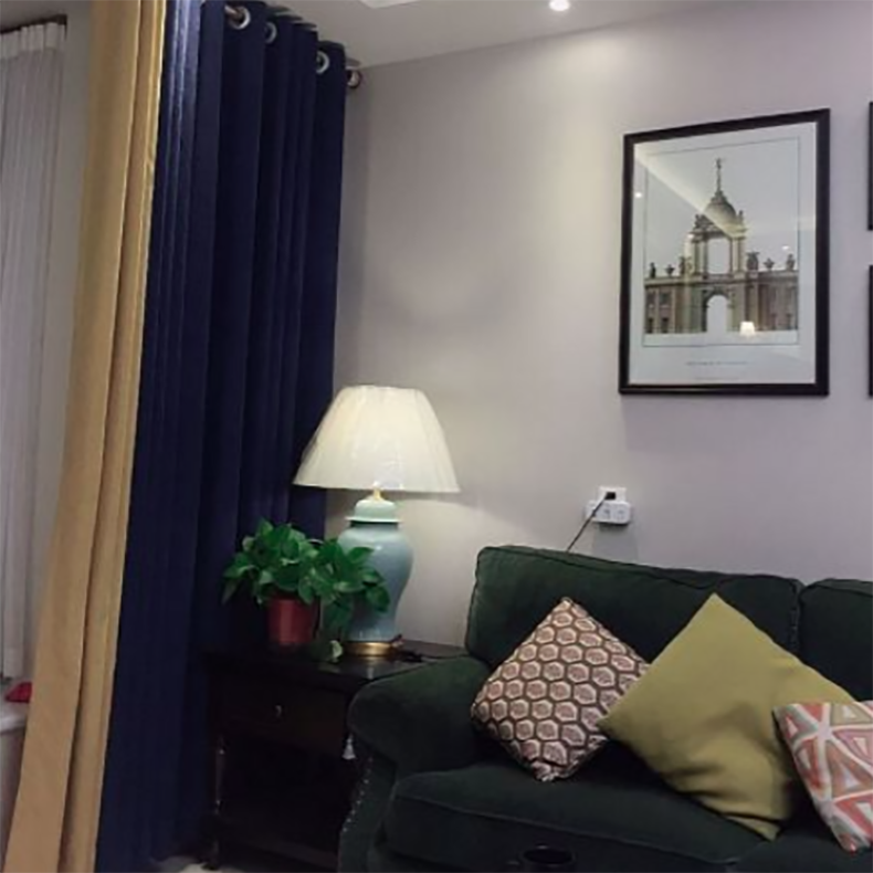 Traditionelle chinesische Tischlampe mit Stoffschirm und Keramikvase als Basis, 1 Licht, fürs Arbeitszimmer 