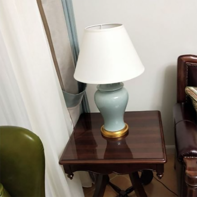 Traditionelle chinesische Tischlampe mit Stoffschirm und Keramikvase als Basis, 1 Licht, fürs Arbeitszimmer 
